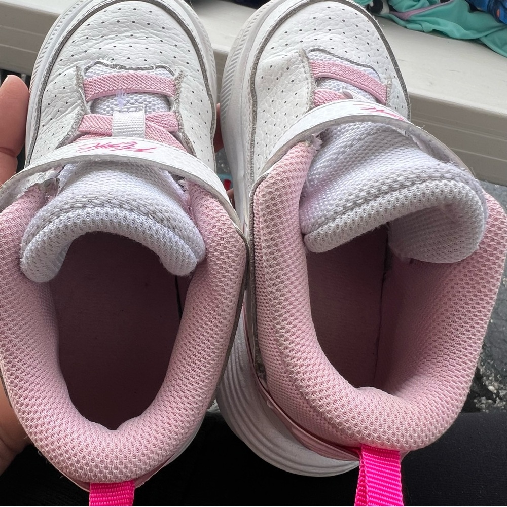 Jordan Max Aura 5 Fund kids size 10 White Pink Girls - Picture 8 of 8